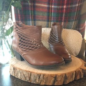 Short brown boots with cutouts